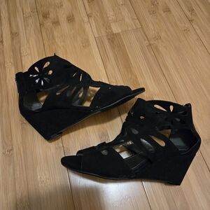 Avenue Cloudwalkers Black Cutout Wedge Sandals 8.5 Wide
